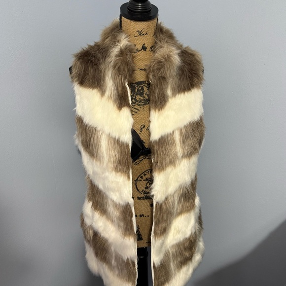 WHBM Faux Fur Vest - Picture 6 of 12